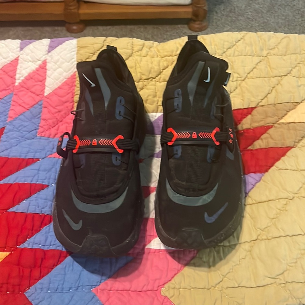 Nike FlyEase Zoom Traverse Youth size 7